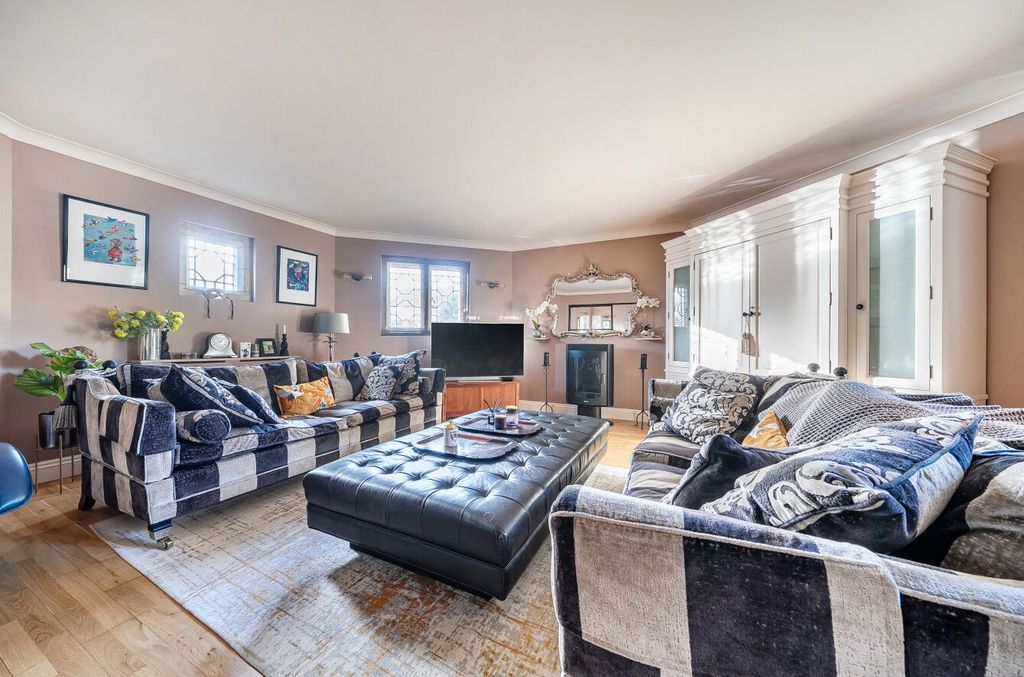 Property photo 1 of 18 Photograph 4