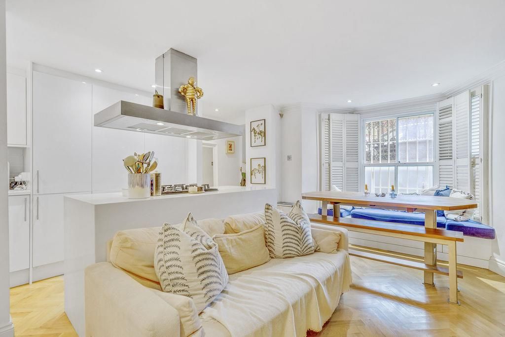Property photo 3 of 14 Cornwallcrescent1517,Flat1-8.Jpg