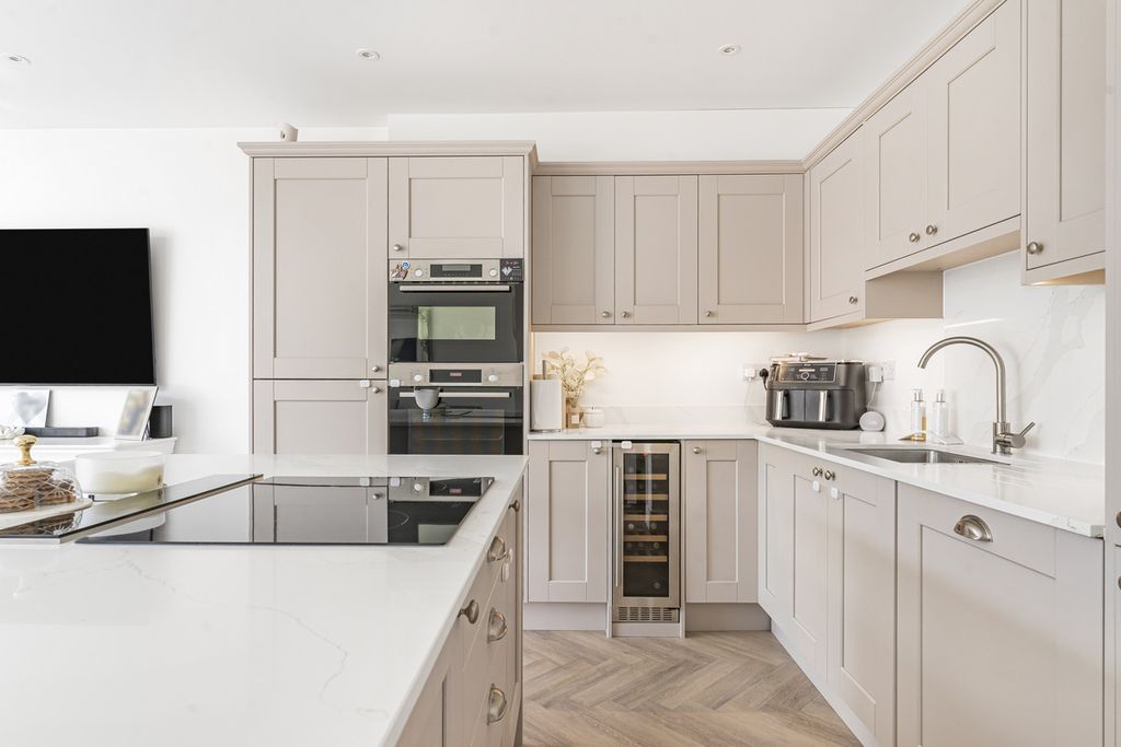 Property photo 3 of 36