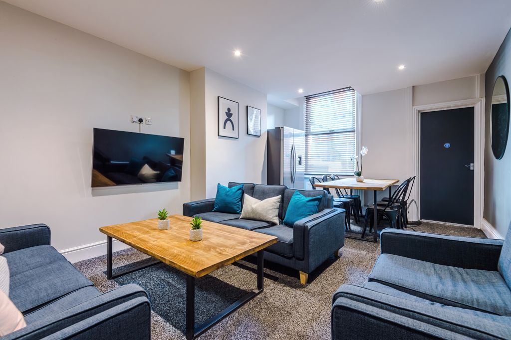 Property photo 1 of 18 9 Manor Drive, Living Room 1