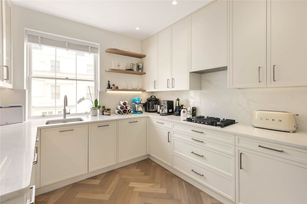 Property photo 3 of 11 Kitchen