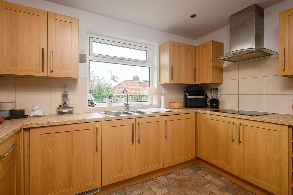 Property photo 3 of 11 Kitchen