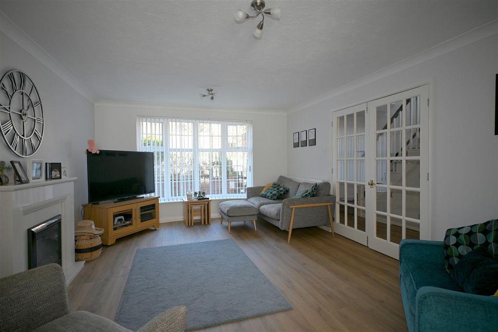 Property photo 2 of 18 Sitting Room