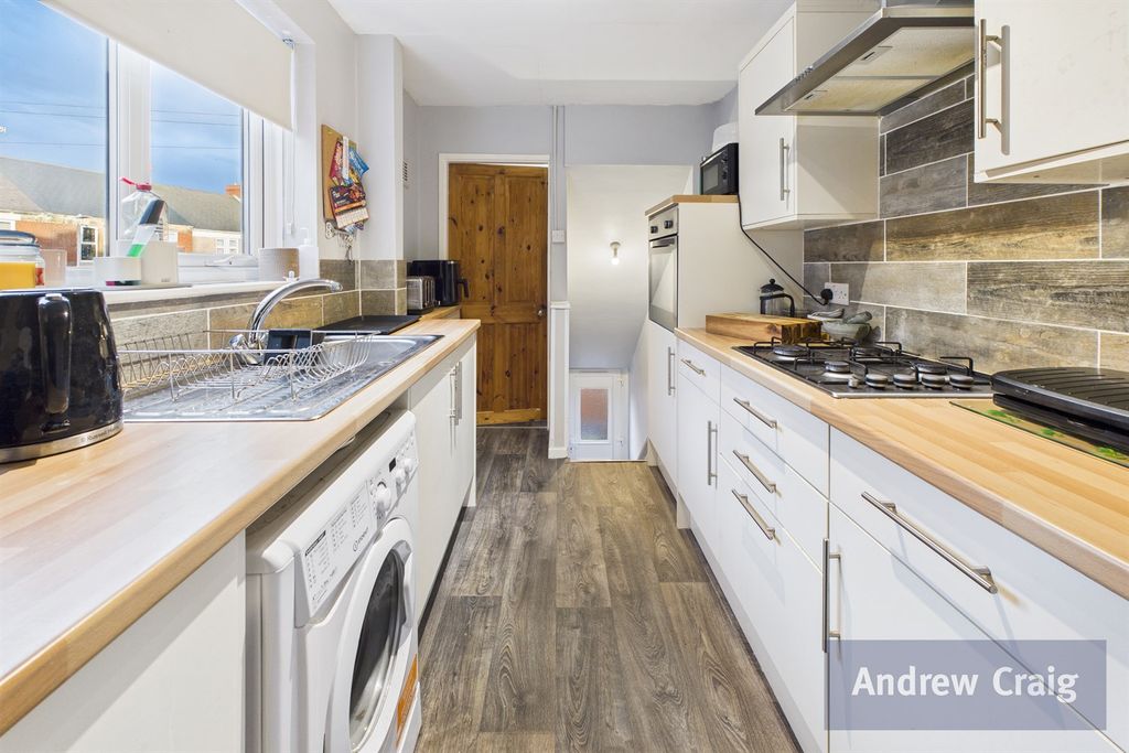 Property photo 3 of 9 Kitchen