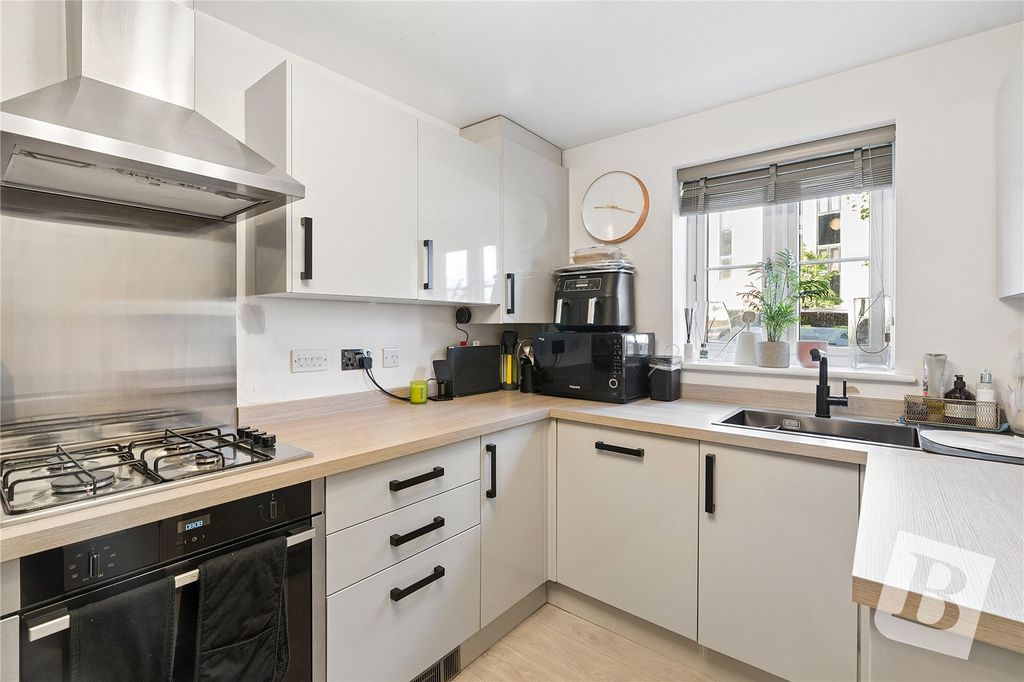 Property photo 3 of 17 Kitchen