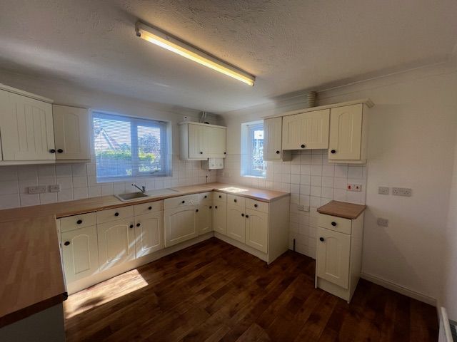 Property photo 2 of 19 Kitchen