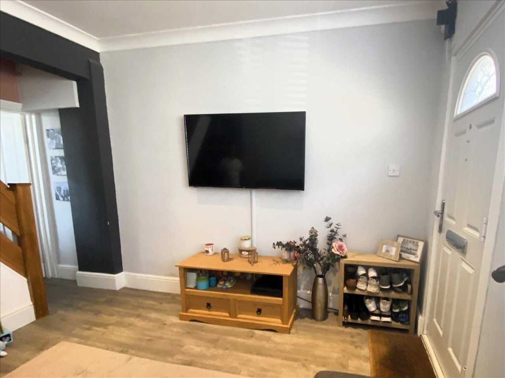 Property photo 3 of 18 Lounge