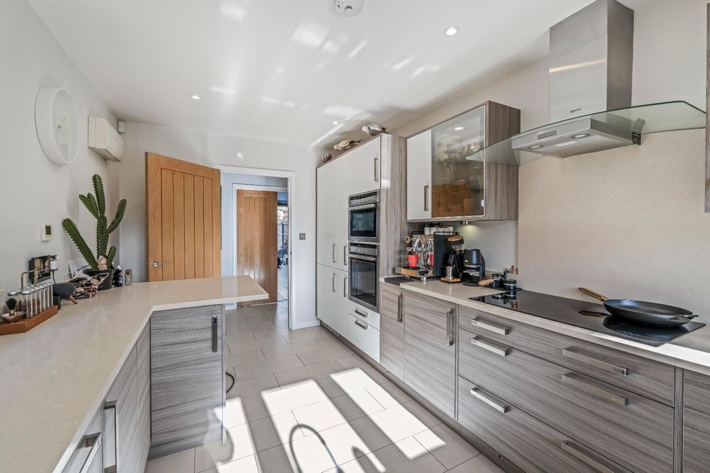 Property photo 3 of 23 The Maples, Elmsway, Ashford, Tw15 2Sh-51.Jpg