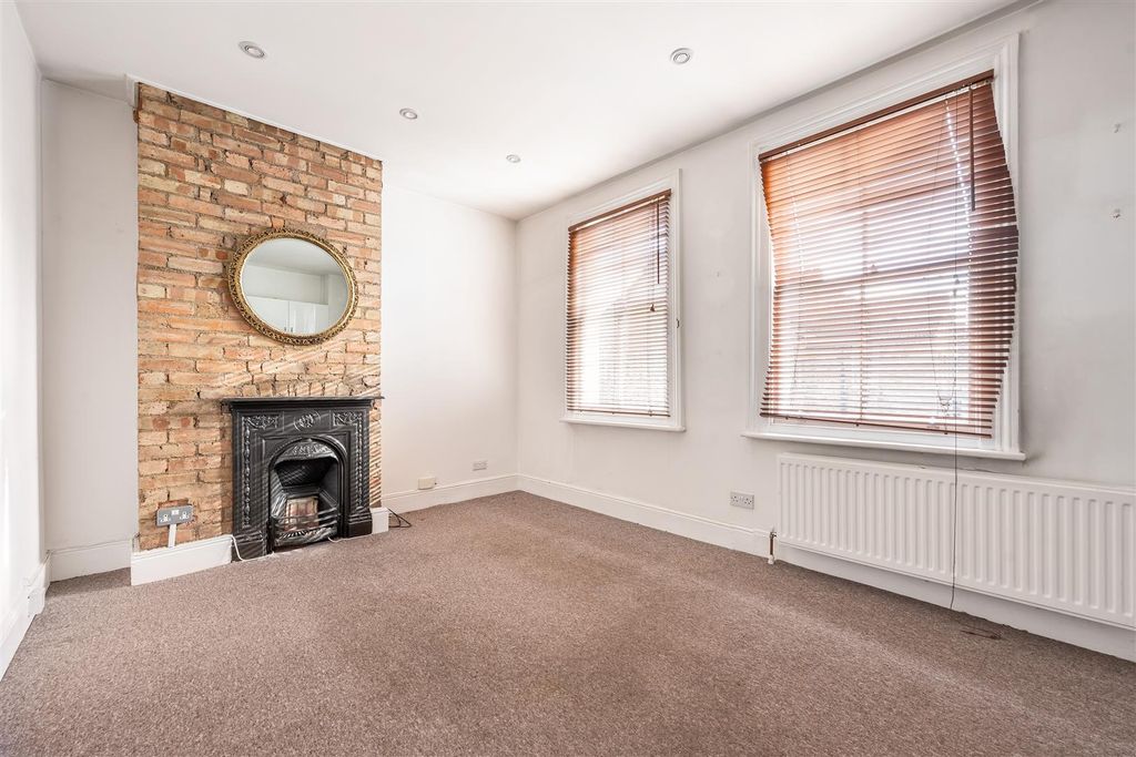 Property photo 2 of 13 Hove Avenue, E17