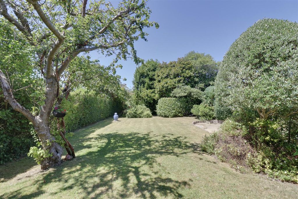 Property photo 2 of 42 0CD7900D-233F-4D1E-94D0-0E54E302F9B7_1_201_A.Jpeg