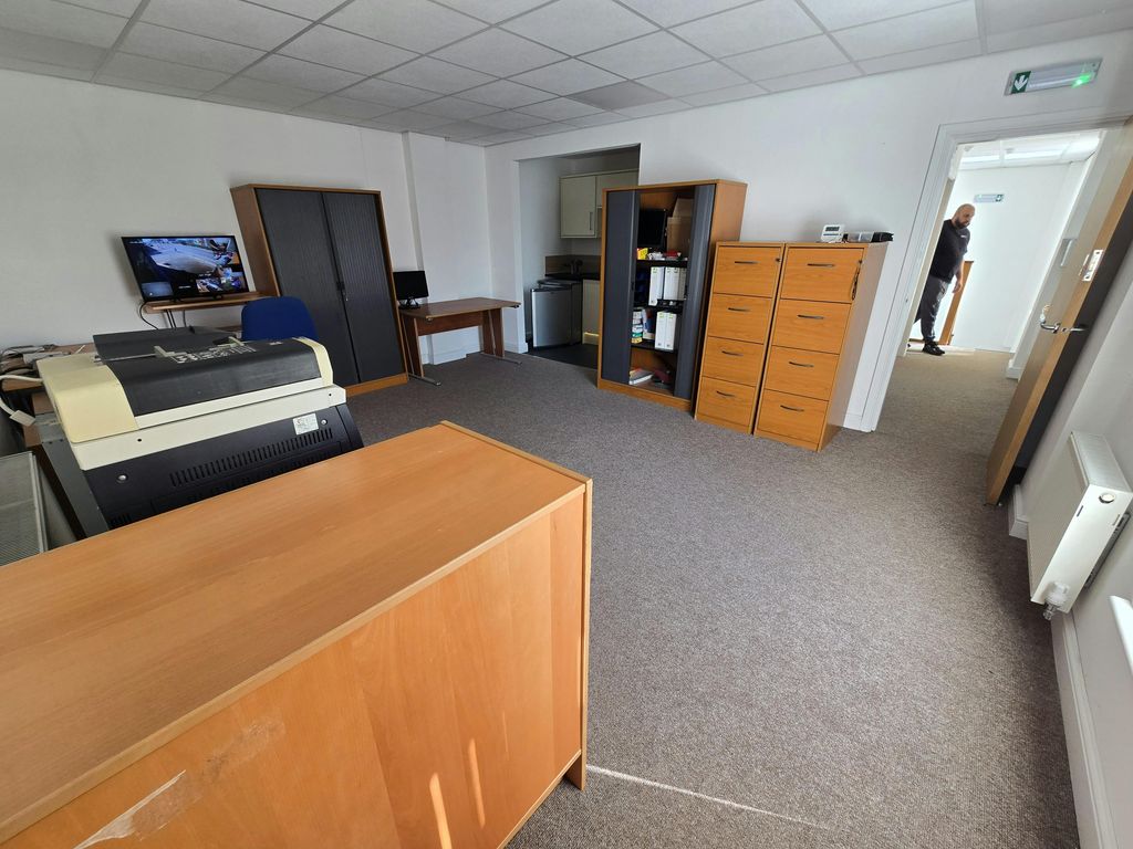 Property photo 3 of 9 Office Space