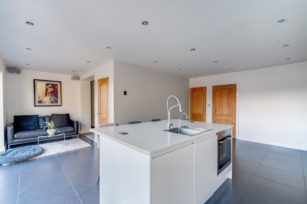 Property photo 2 of 17 Picture No. 12