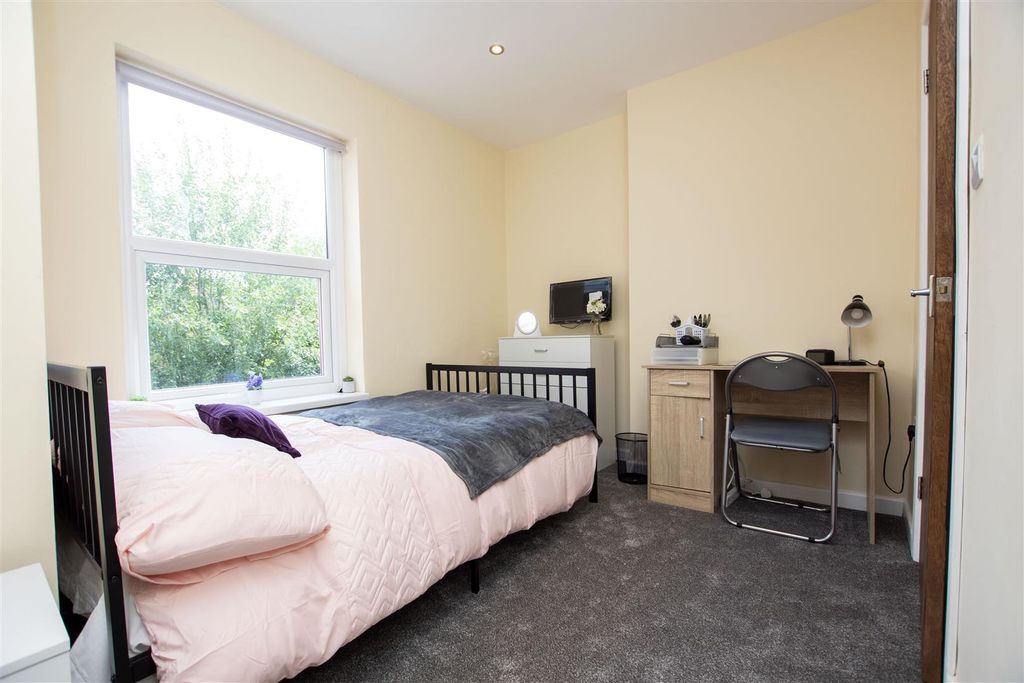 Property photo 3 of 14 Approach