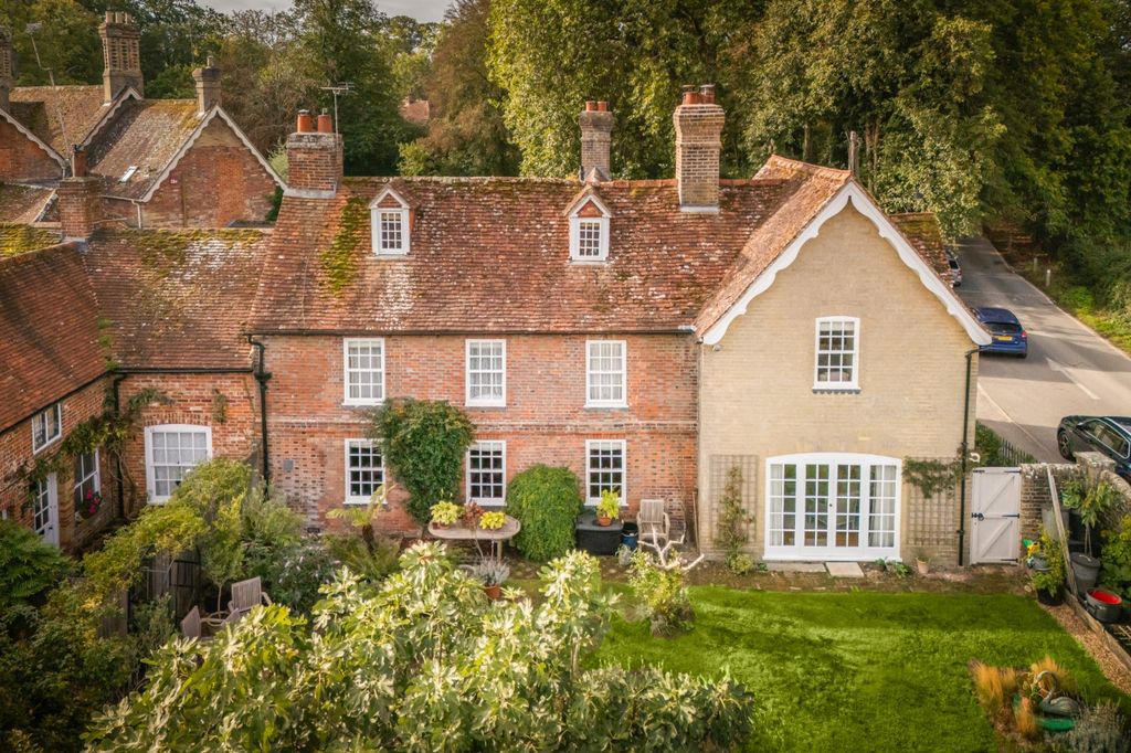 Property photo 1 of 18 Estate Yard House