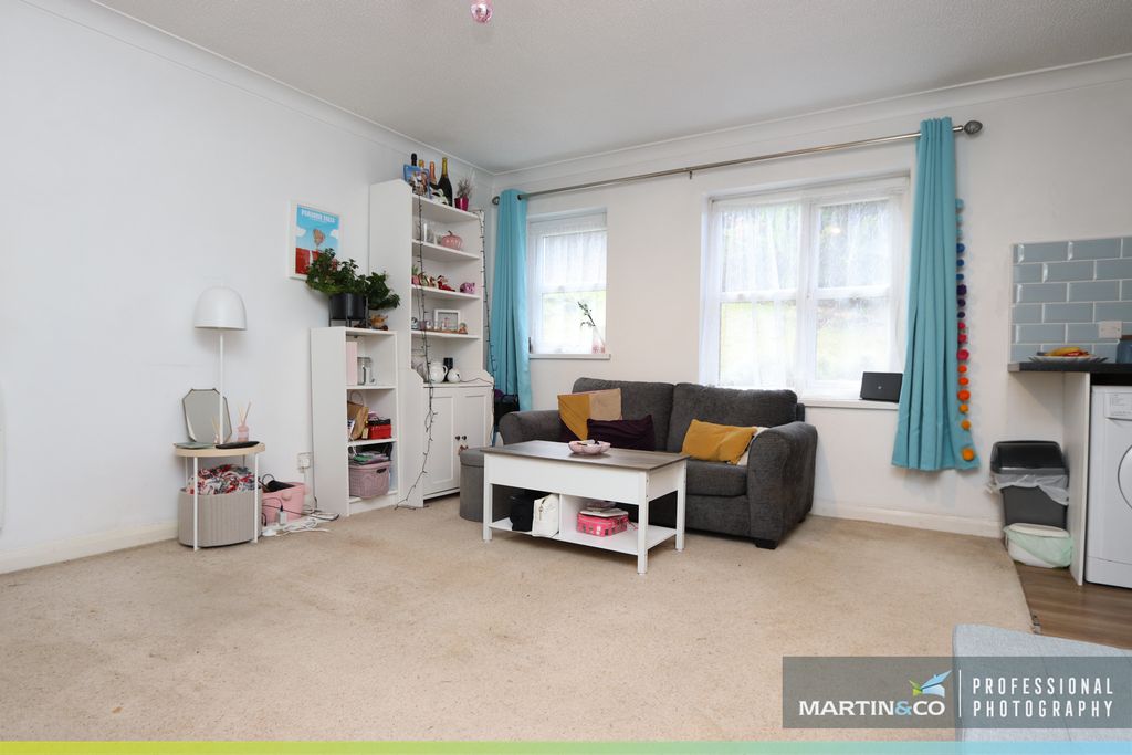 2 bed flat for saleWindsor Mews, Adamsdown CF24 photo 4