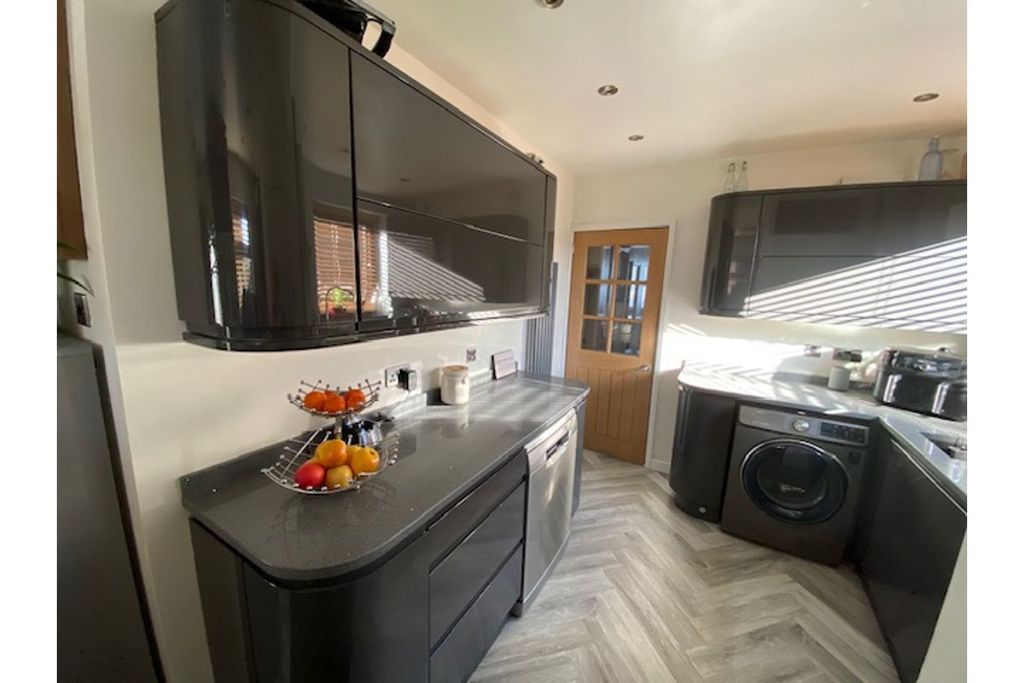 Property photo 2 of 17 Kitchen
