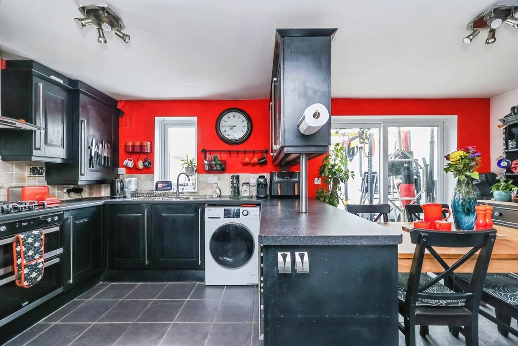 Property photo 3 of 17 Fitted Kitchen