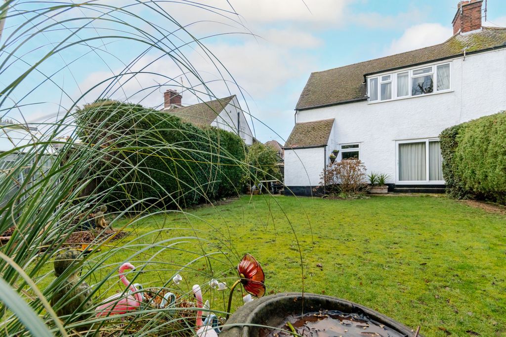 Property photo 3 of 14 Garden 3