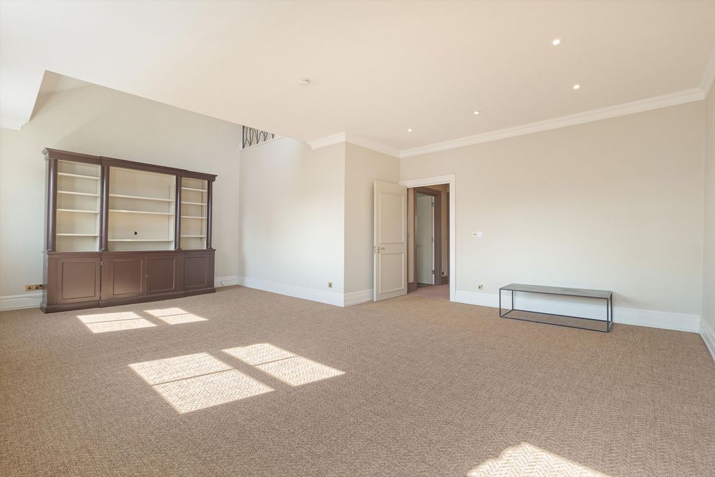 Property photo 3 of 18 Image