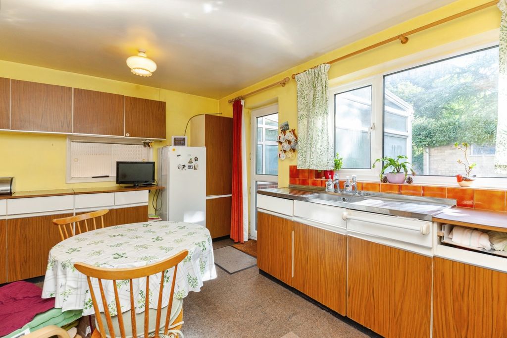 Property photo 3 of 17 Kitchen