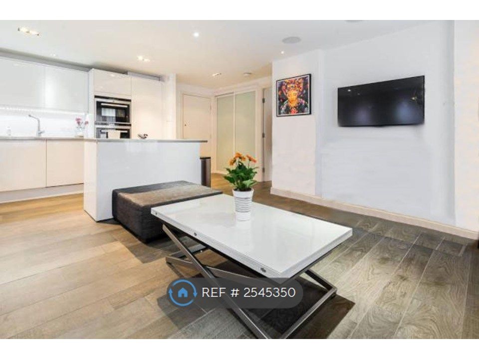 Property photo 3 of 13 Lounge &amp; Entry