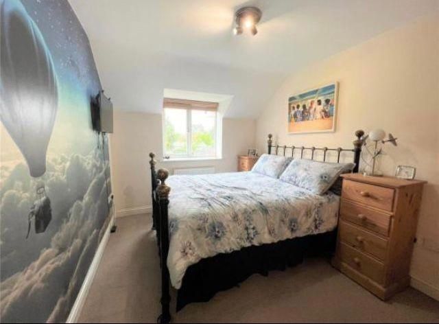 Property photo 3 of 8 Bed.Jpg