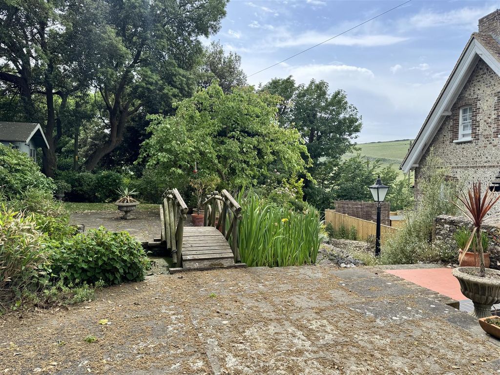 Property photo 2 of 31 Garden