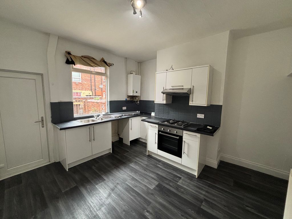Property photo 3 of 10 Kitchen