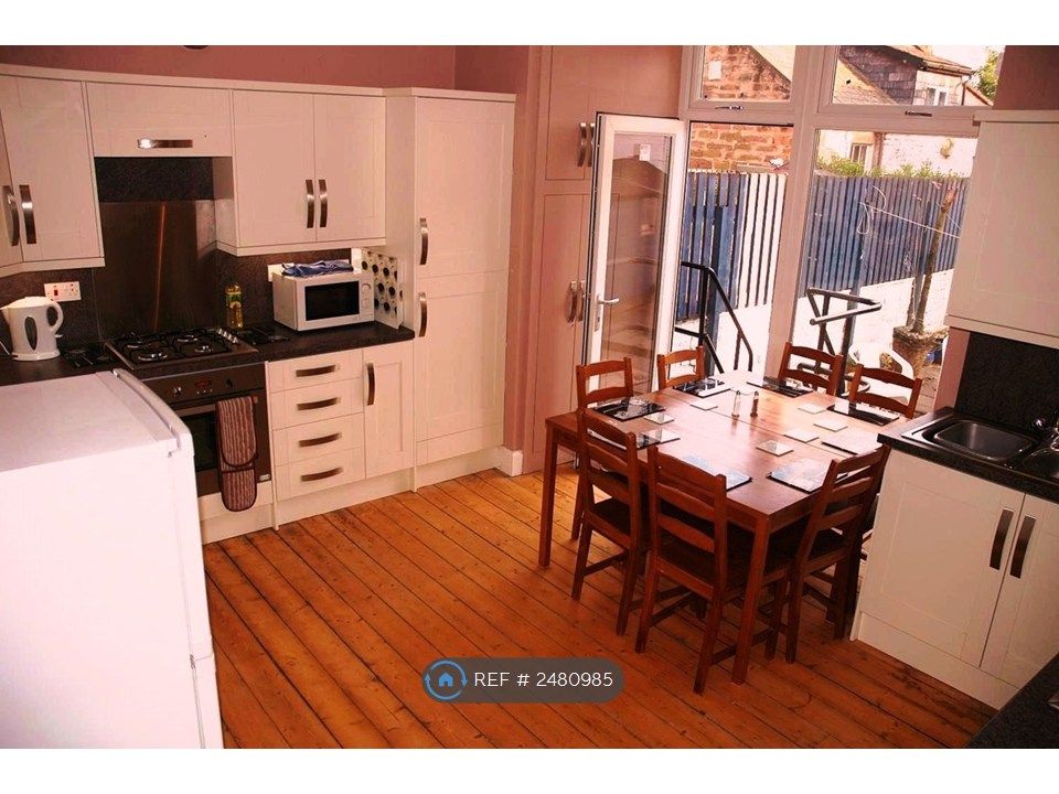 Property photo 2 of 5 Kitchen