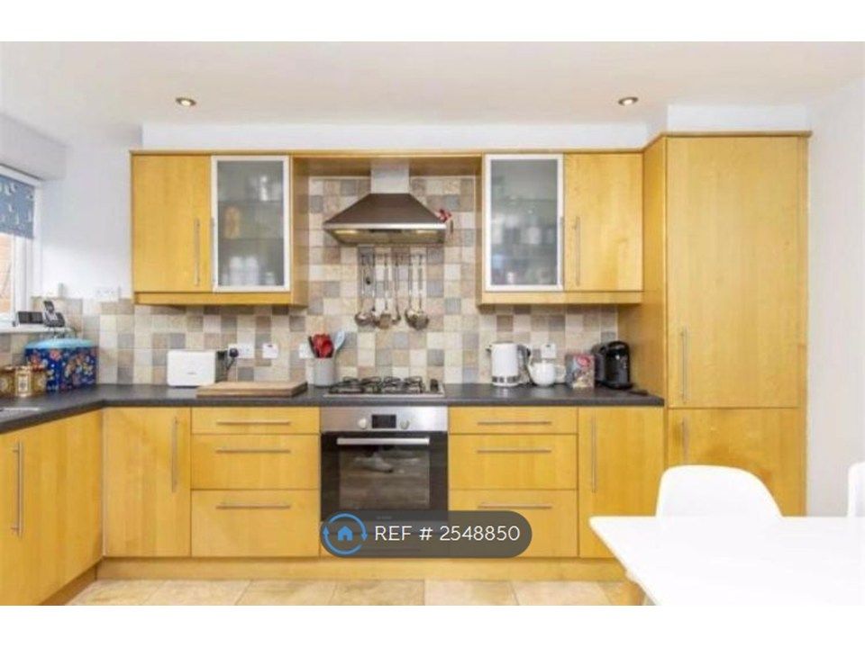 Property photo 3 of 12 Kitchen