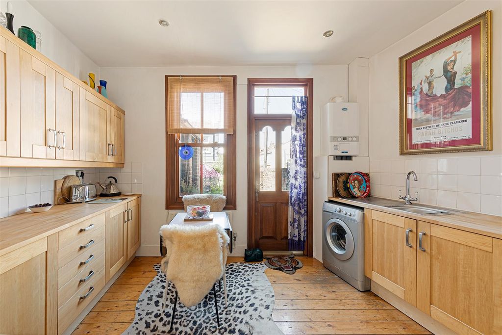 Property photo 3 of 20 Century Road E17