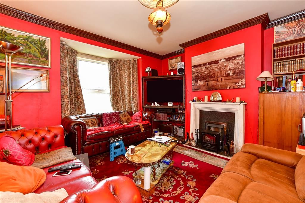 Property photo 3 of 6 Lounge
