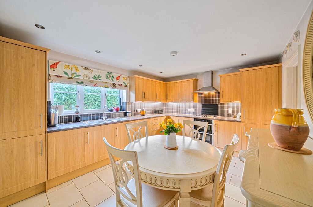 Property photo 2 of 21 Kitchen/Breakfast