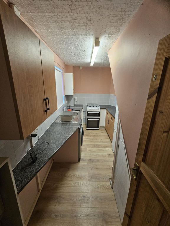 Property photo 3 of 8 Kitchen