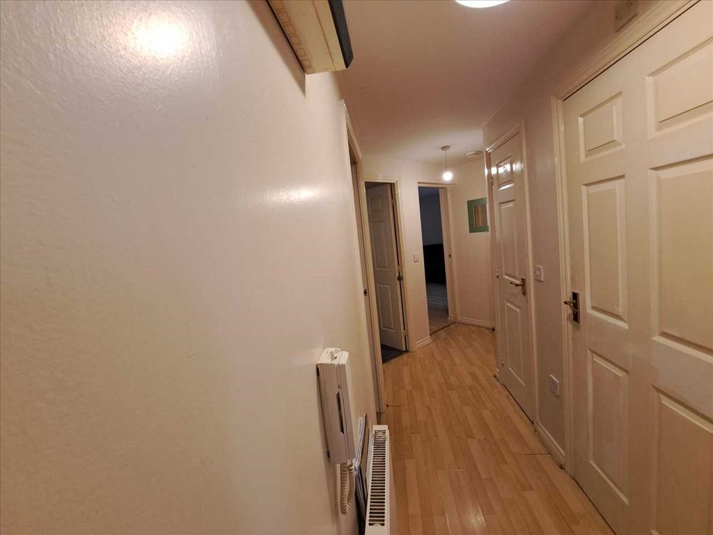 Property photo 2 of 6 Hallway