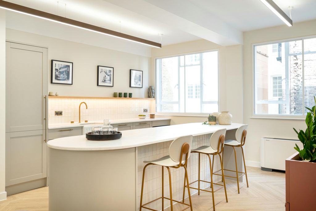 Property photo 3 of 11 28Doverst-17-2Ndflr_Rt.Jpg