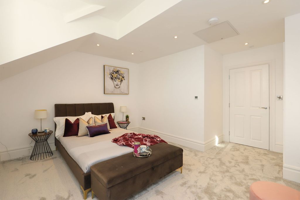 Property photo 3 of 14 Bedroom Apt 16