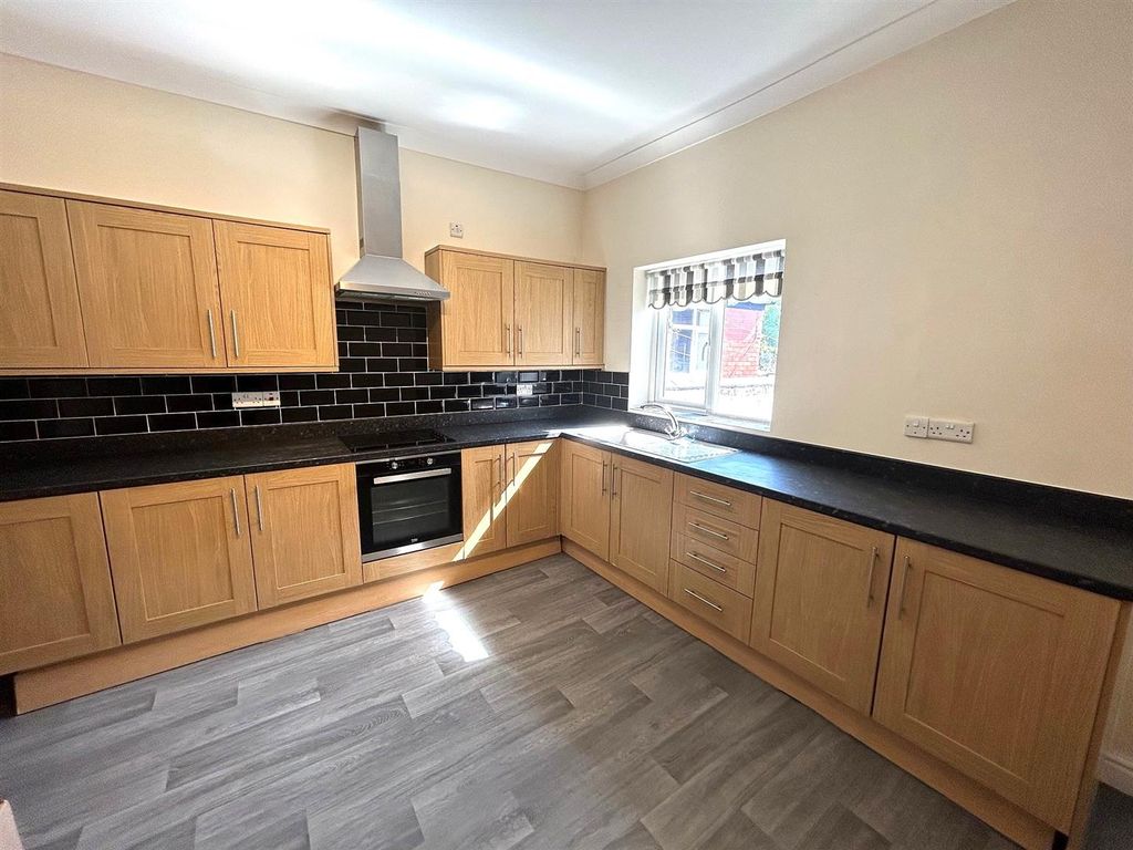 Property photo 3 of 10 Kitchen.Jpg