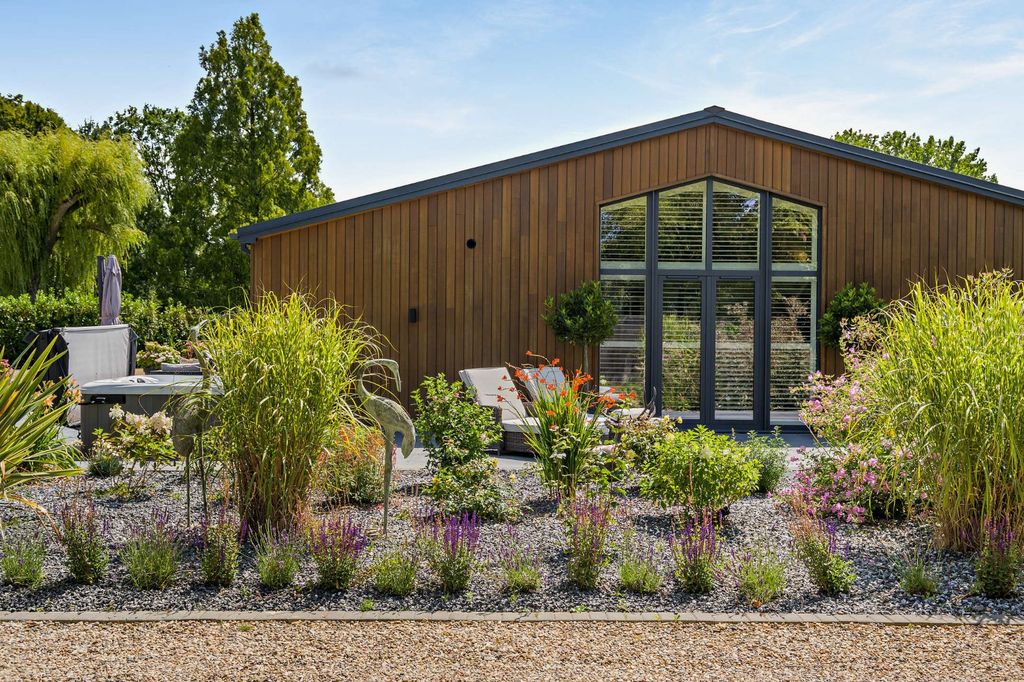 Property photo 1 of 23 Tarquin Barn
