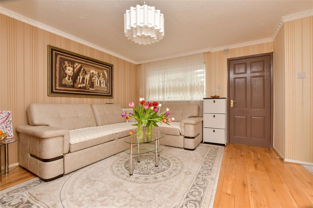 Property photo 3 of 14 Lounge