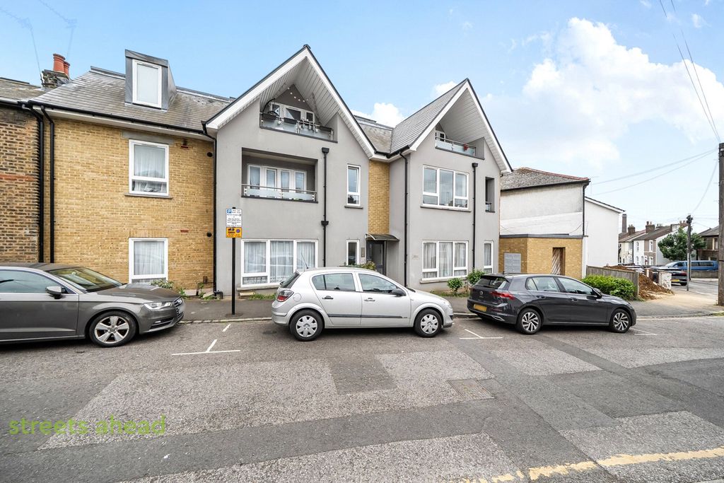 Property photo 2 of 17 993d103E-5F6B-46d...
