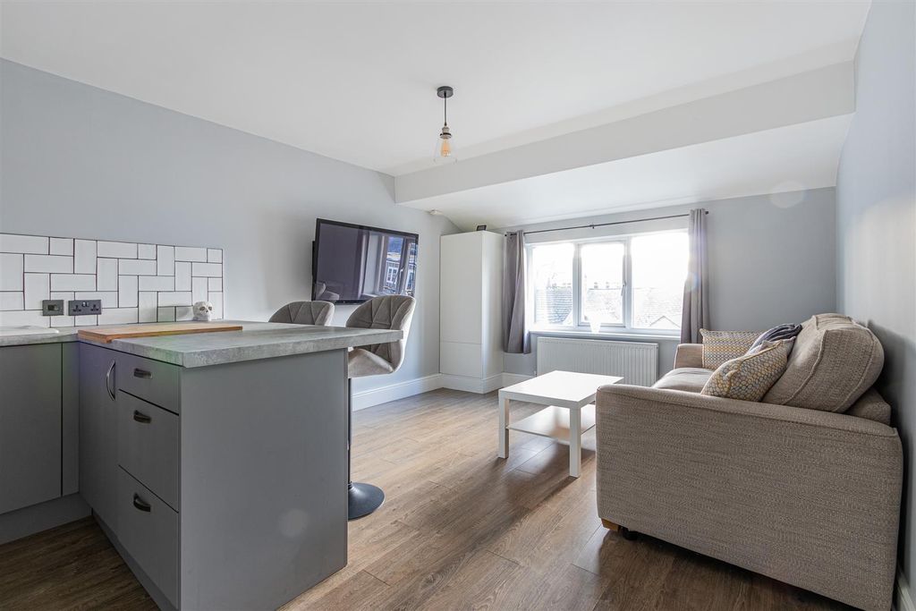 Property photo 3 of 9 Clive Mews 14 (1 Of 8).Jpg