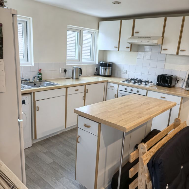 Property photo 1 of 5 Immaculate 1 Bed Flat To Rent Heybridge Avenue, London Sw16