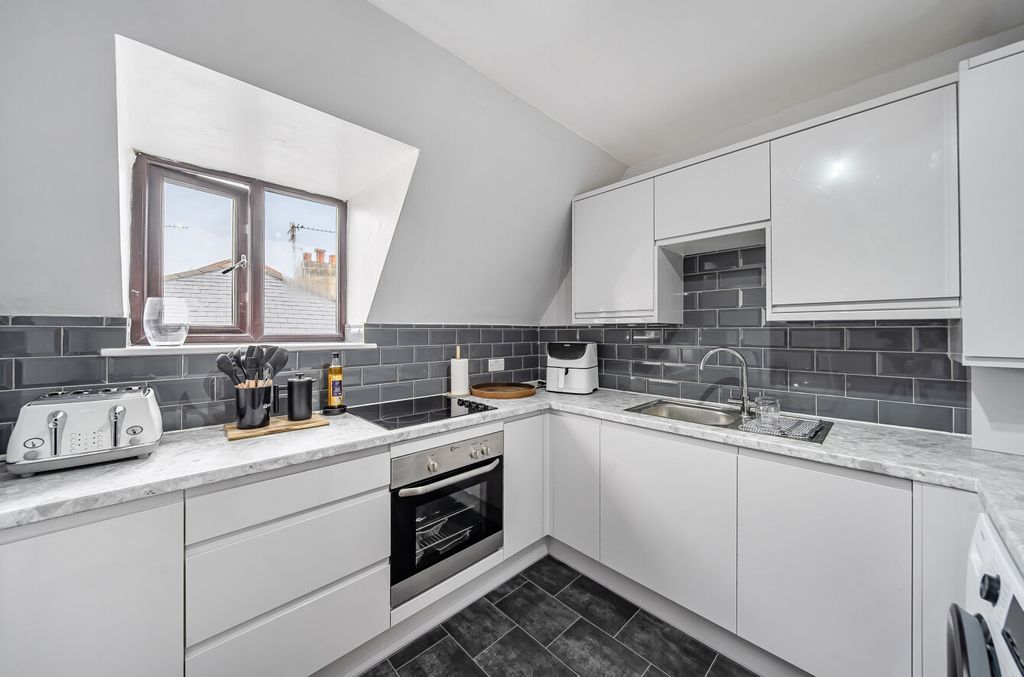 Property photo 3 of 17 1330769-10-688390...