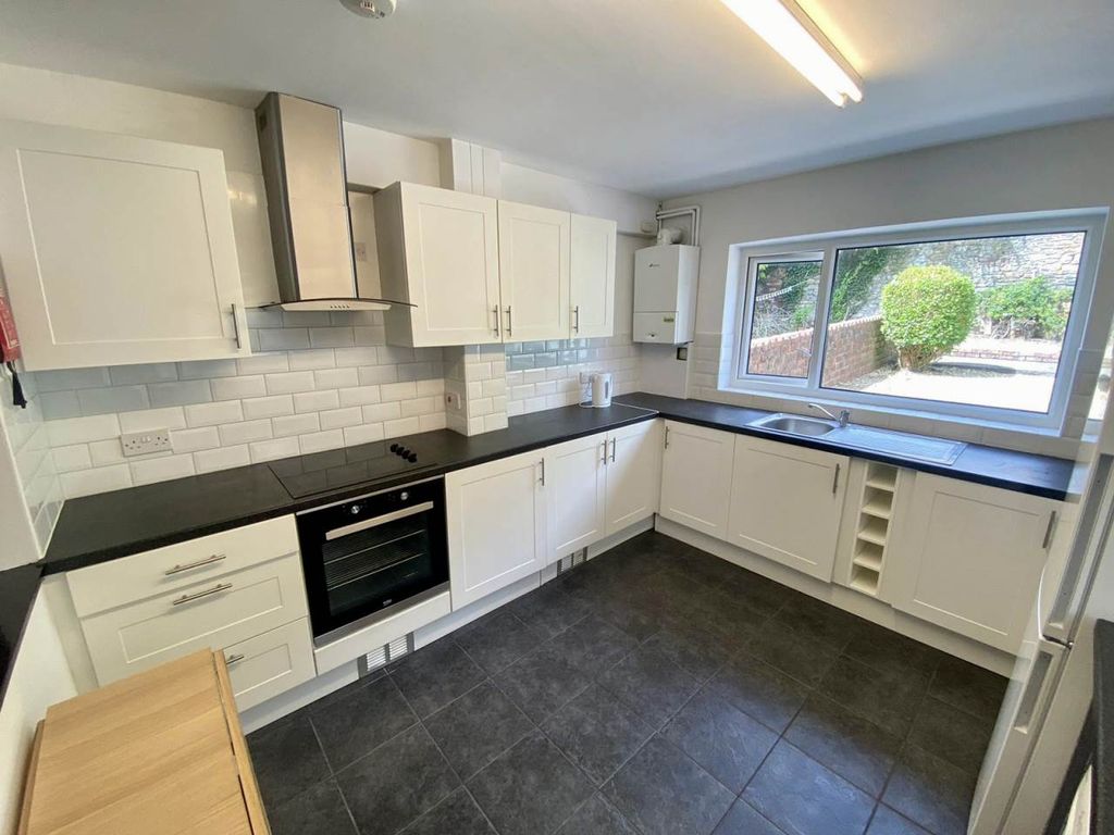 Property photo 1 of 17 Kitchen 1