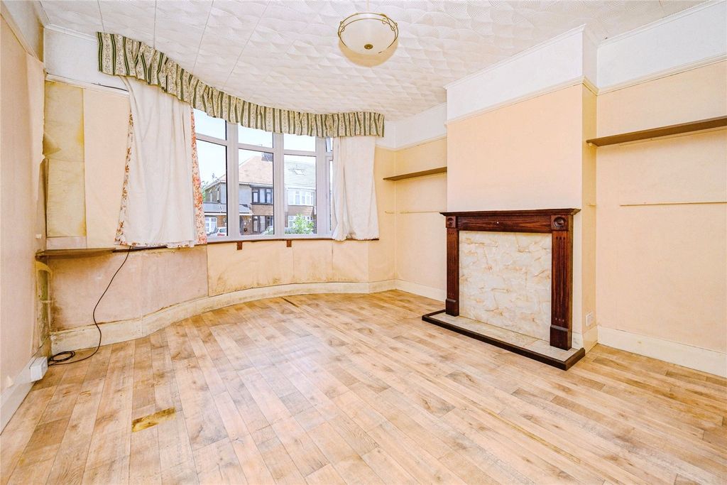 Property photo 3 of 13 Lounge