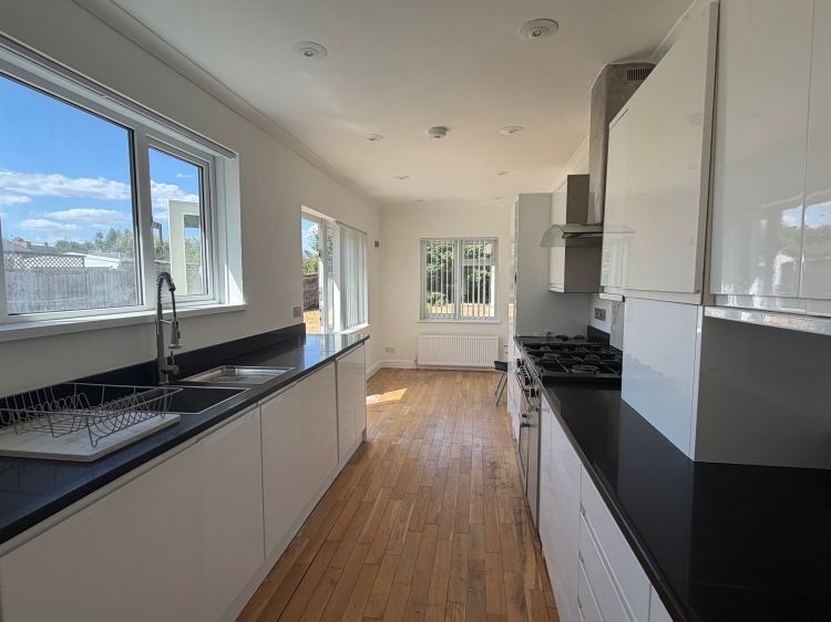 Property photo 3 of 11 Kitchen