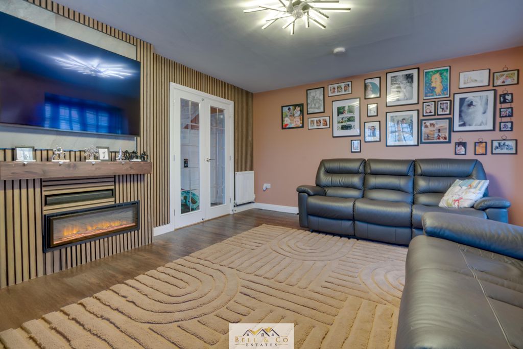 Property photo 2 of 33 Lounge 3