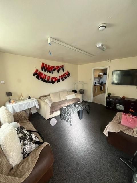 Property photo 2 of 8 Bright Communal Living Room With Comfortable Sofas...