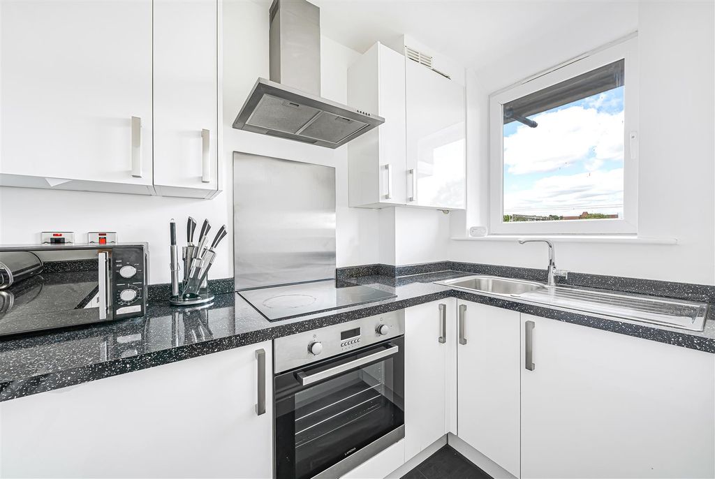 Property photo 3 of 19 Kitchen